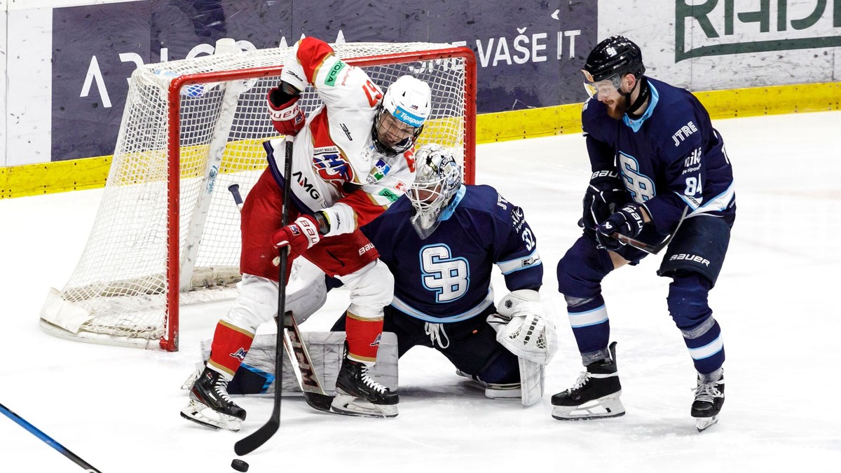 Na snímke zľava Tomáš Záborský (HK 32 Liptovský Mikuláš), brankár Jaroslav Janus a Vojtech Zeleňák (obaja Slovan).