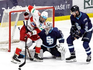 Na snímke zľava Tomáš Záborský (HK 32 Liptovský Mikuláš), brankár Jaroslav Janus a Vojtech Zeleňák (obaja Slovan).