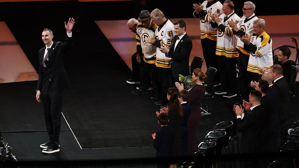 Zdeno Chára (vľavo) máva pred slávnostným vyradením dresu s číslom 33