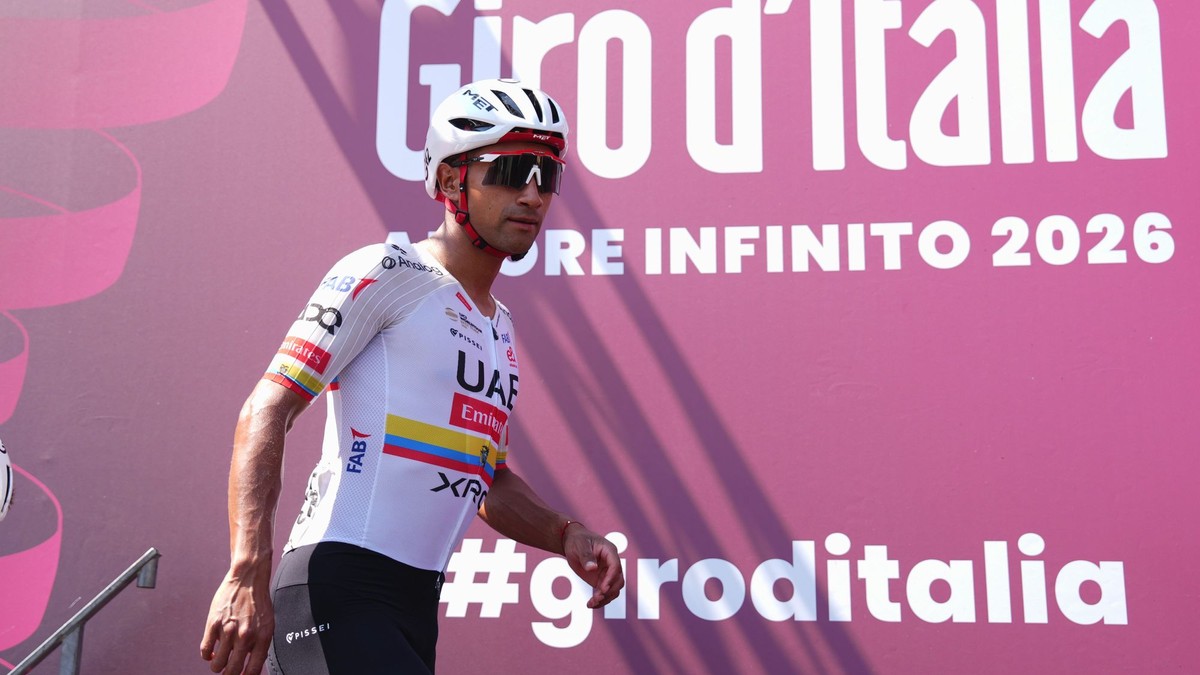 Ekvádorský cyklista Jhonatan Manuel Narváez z tímu UAE Team Emirates prichádza na pódium.