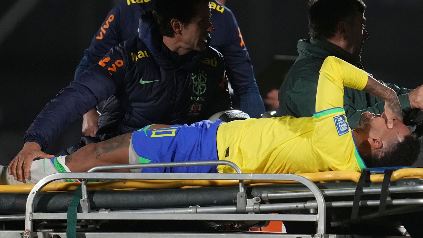 Zranený Neymar opúšťa ihrisko v zápase Uruguaj - Brazília.
