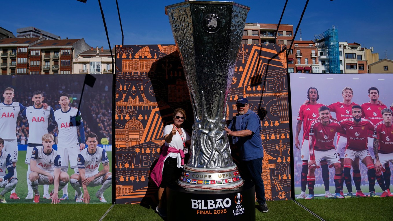 Fanúšikovia s replikou trofeje pred finále Európskej ligy: Manchester United - Tottenham Hotspur.
