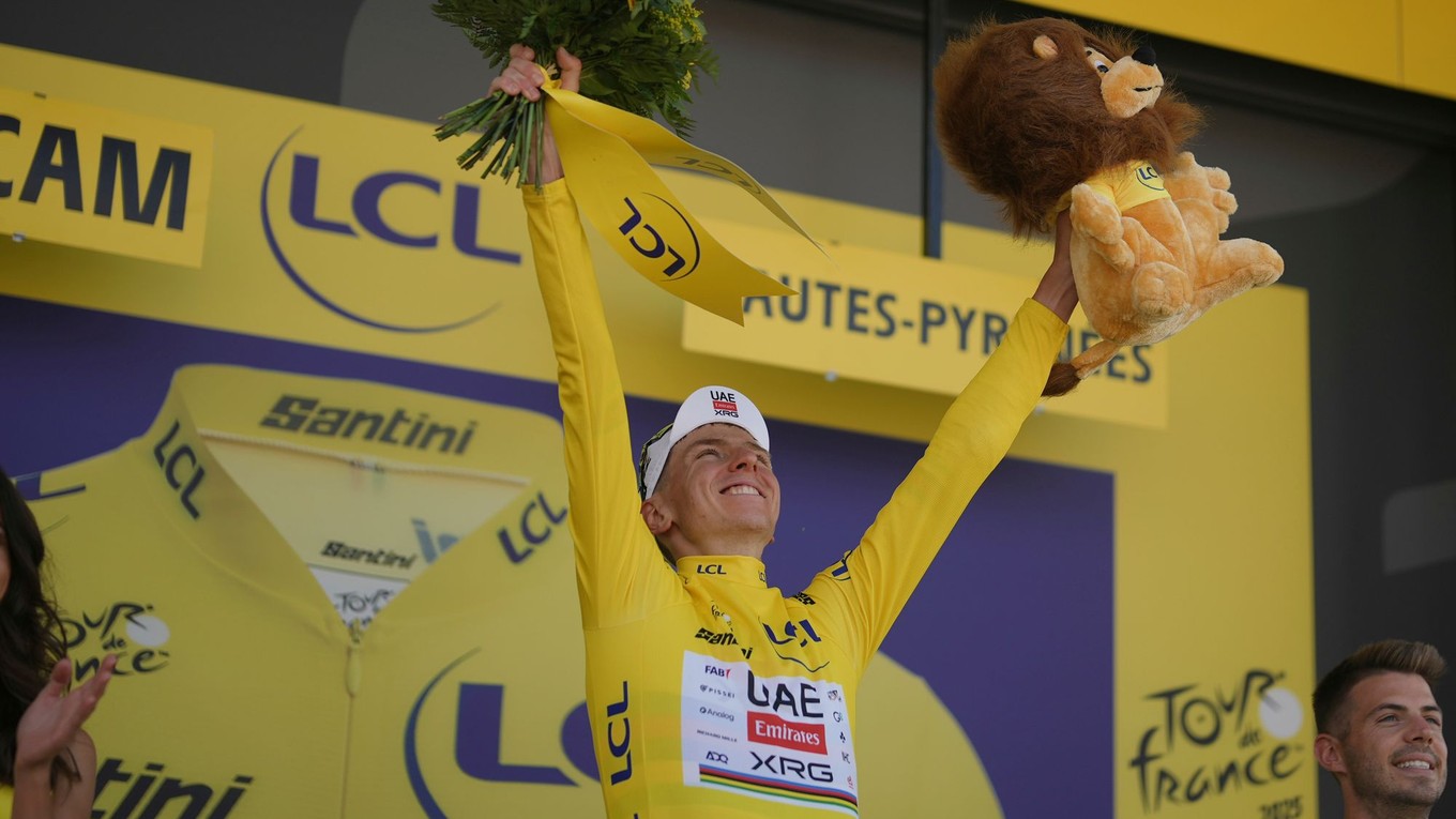 Tadej Pogačar po 12. etape opäť v žltom drese na pódiu.