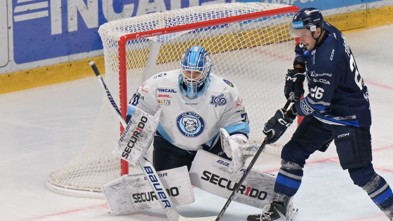 Zľava brankár Jasper Patrikainen (Nitra) a Tomáš Török (Poprad) 