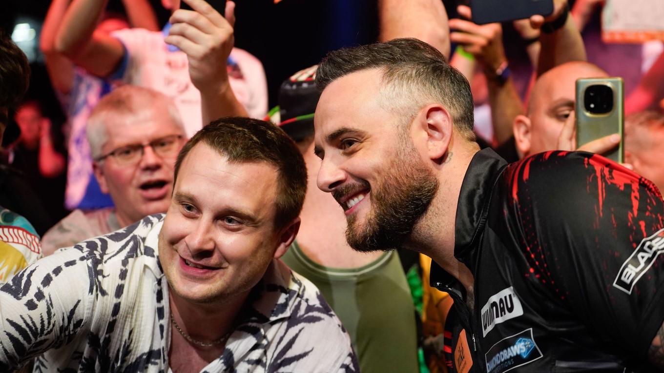 Joe Cullen pózuje s fanúšikom počas 1. dňa Niké Slovak Darts Open 2026.