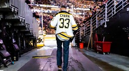 Víťazi Stanleyho pohára z roku 2011 pri oslavách storočnice Bostonu Bruins.
