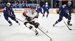 Anri Ravinskis (v strede) v zápase Francúzsko - Lotyšsko v skupine A na MS v hokeji 2025.