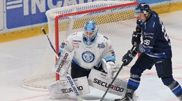 Zľava brankár Jasper Patrikainen (Nitra) a Tomáš Török (Poprad) 