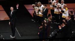 Zdeno Chára (vľavo) máva pred slávnostným vyradením dresu s číslom 33