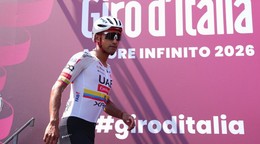 Ekvádorský cyklista Jhonatan Manuel Narváez z tímu UAE Team Emirates prichádza na pódium.