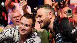 Joe Cullen pózuje s fanúšikom počas 1. dňa Niké Slovak Darts Open 2026.