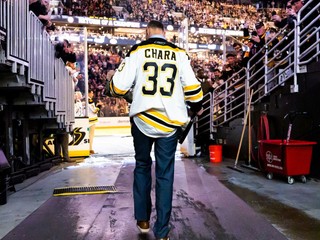 Víťazi Stanleyho pohára z roku 2011 pri oslavách storočnice Bostonu Bruins.