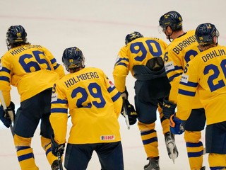 Hokejisti Švédska sa tešia po góle Erika Karlssona (vľavo) v zápase proti Poľsku na MS v hokeji 2024.