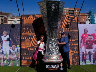 Fanúšikovia s replikou trofeje pred finále Európskej ligy: Manchester United - Tottenham Hotspur.