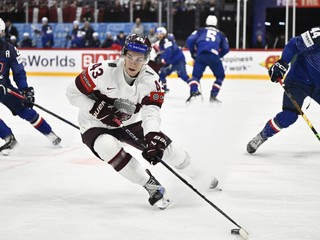 Anri Ravinskis (v strede) v zápase Francúzsko - Lotyšsko v skupine A na MS v hokeji 2025.