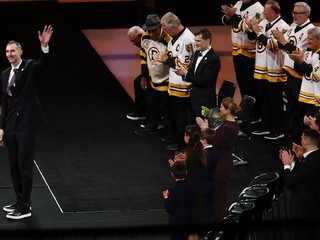 Zdeno Chára (vľavo) máva pred slávnostným vyradením dresu s číslom 33