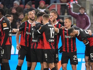 Hráči Trnavy oslavujú gól.