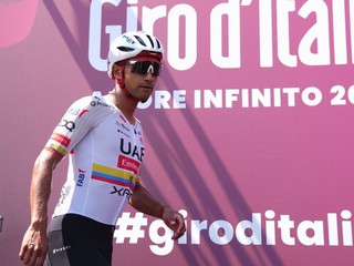 Ekvádorský cyklista Jhonatan Manuel Narváez z tímu UAE Team Emirates prichádza na pódium.