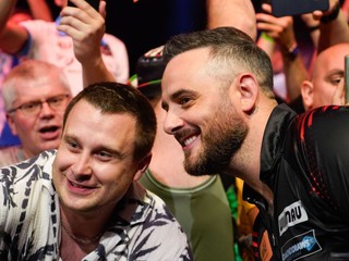 Joe Cullen pózuje s fanúšikom počas 1. dňa Niké Slovak Darts Open 2026.