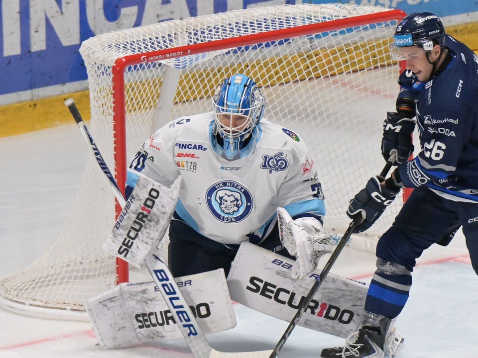 Zľava brankár Jasper Patrikainen (Nitra) a Tomáš Török (Poprad)