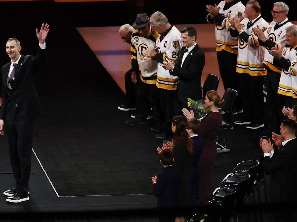 Zdeno Chára (vľavo) máva pred slávnostným vyradením dresu s číslom 33