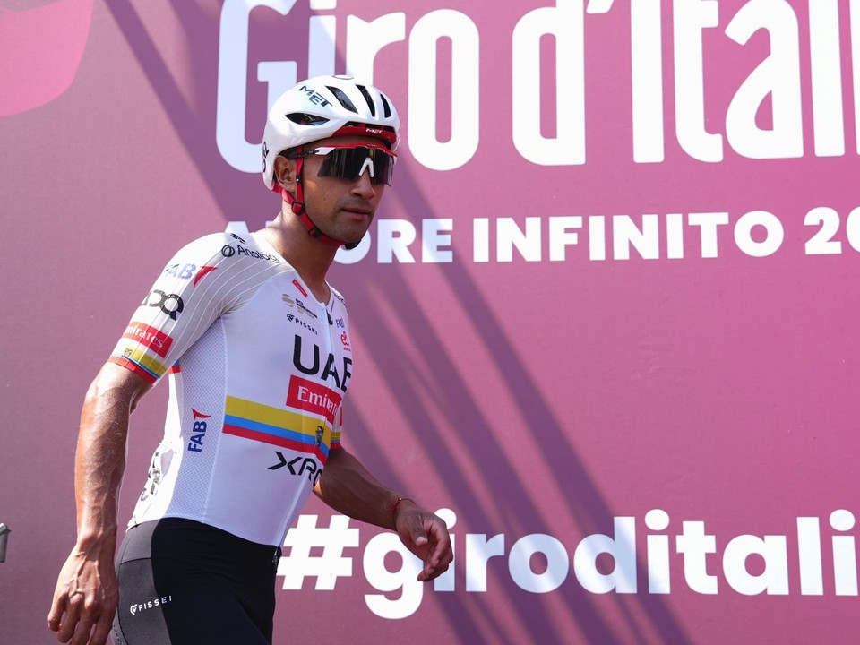 Ekvádorský cyklista Jhonatan Manuel Narváez z tímu UAE Team Emirates prichádza na pódium.