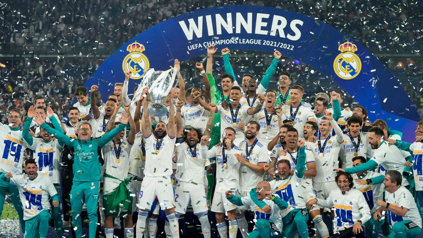 Futbalisti Realu Madrid s trofejou po triumfe v Lige majstrov.