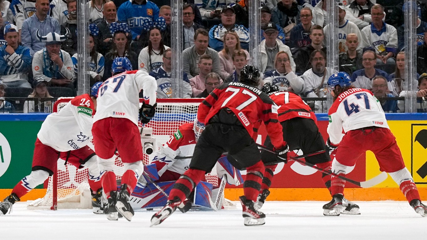 Momentka zo zápasu Kanada - Česko v semifinále MS v hokeji 2022.