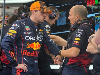 Holanďan Max Verstappen s tímom Red Bull. 