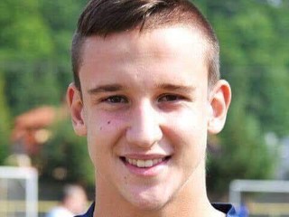 VIDEO: Nevídaný ťah. Brankár vybehol z brány a hlavou skóroval