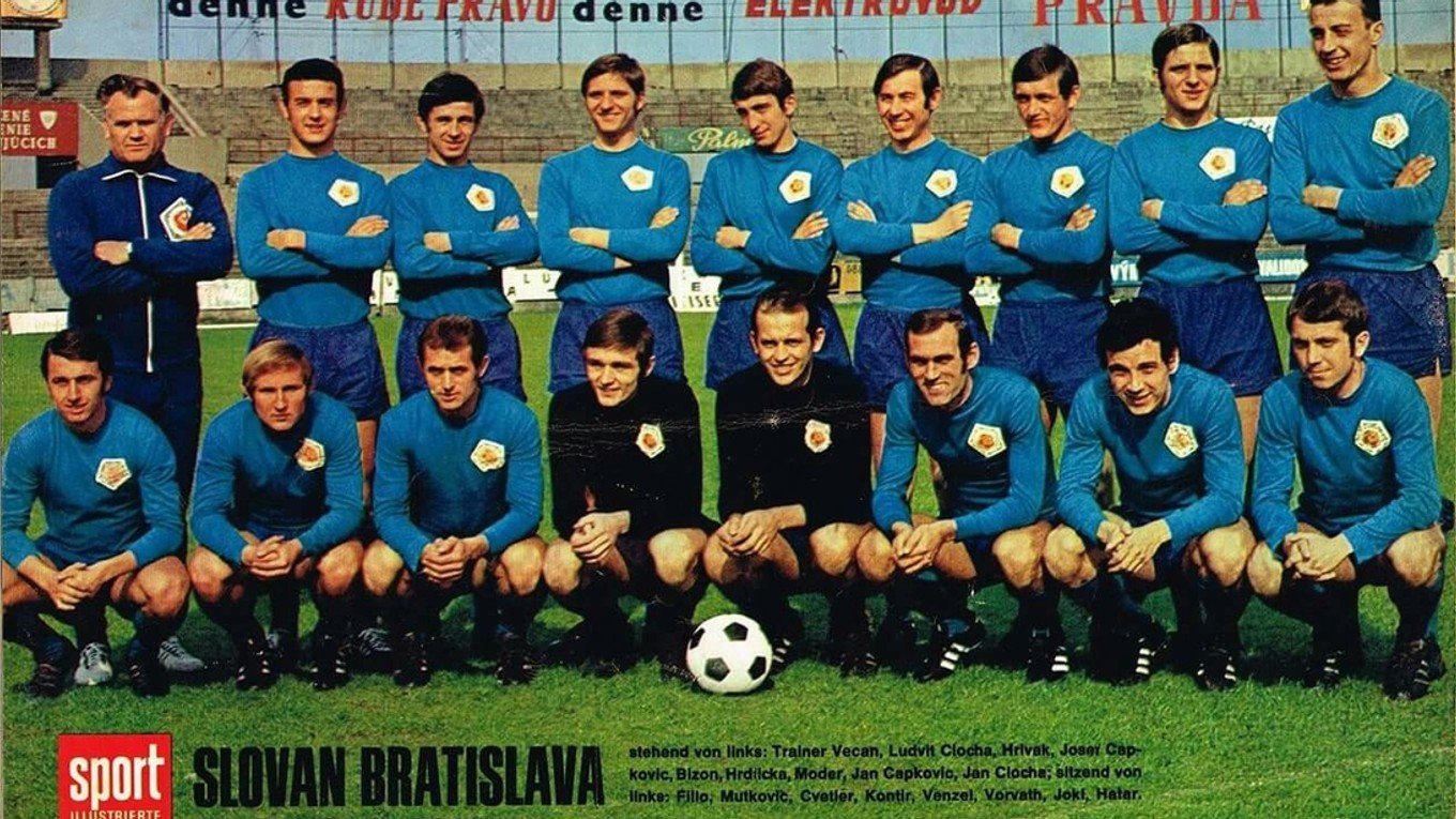 Na snímke Bohumil Bizoň (v prvom rade piaty zľava) so spoluhráčmi Slovana Bratislava.