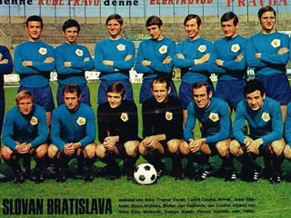 Na snímke Bohumil Bizoň (v prvom rade piaty zľava) so spoluhráčmi Slovana Bratislava.
