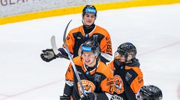 Hokejisti Michaloviec sa tešia z víťazstva.