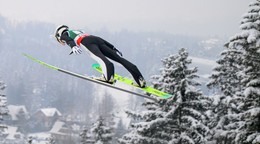 ONLINE: Hektor Kapustík dnes ide 1. kolo v skokoch na lyžiach na ZOH 2026.