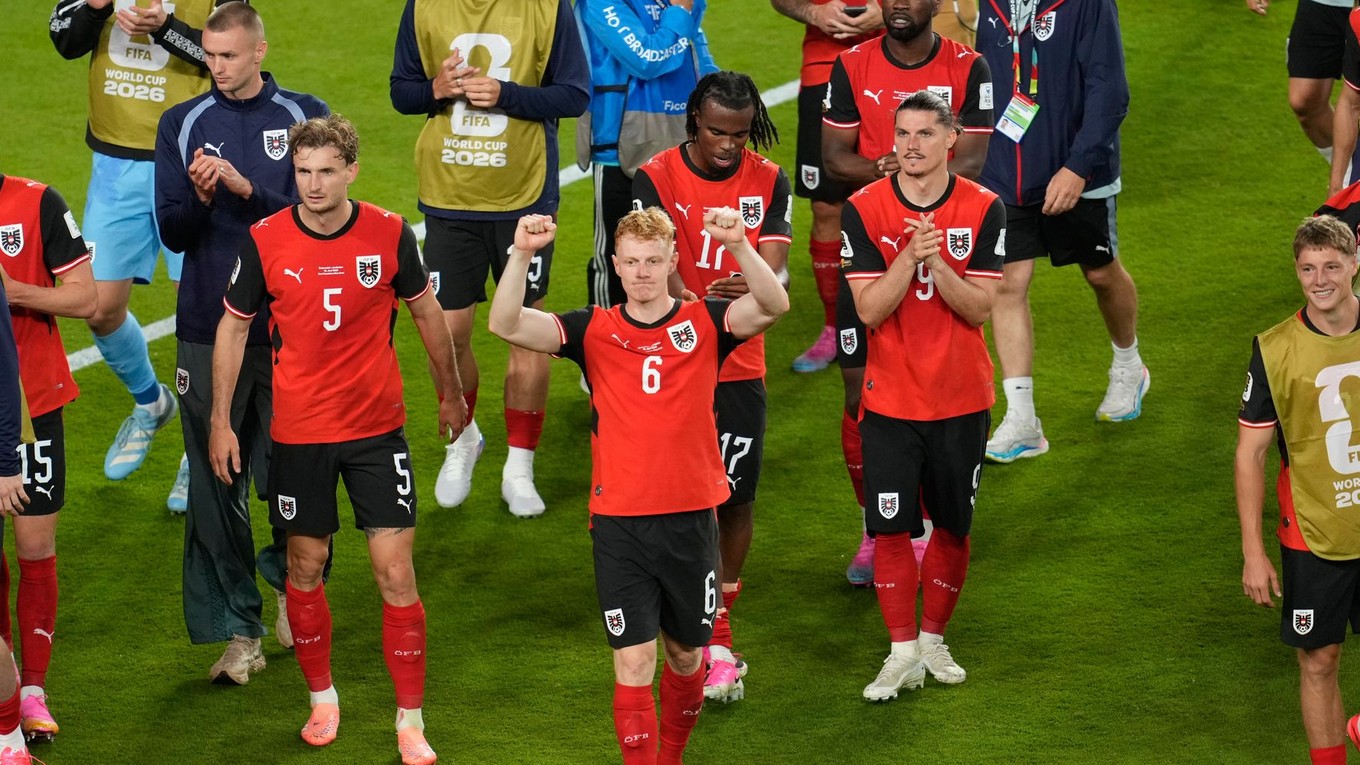 Futbalisti Rakúska sa radujú po skončení zápasu