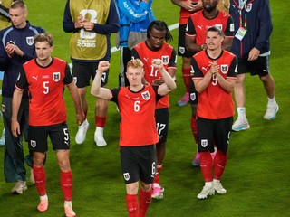 Futbalisti Rakúska sa radujú po skončení zápasu