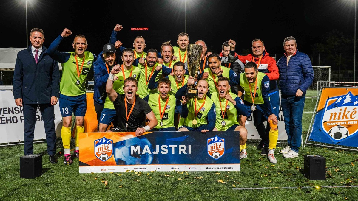 Hráči MF 22 Humenné oslavujú titul