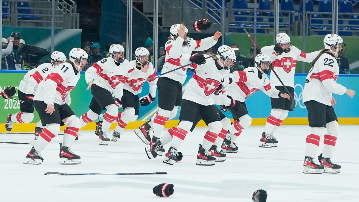 Hráčky Švajčiarska sa tešia z bronzovej medaily. 