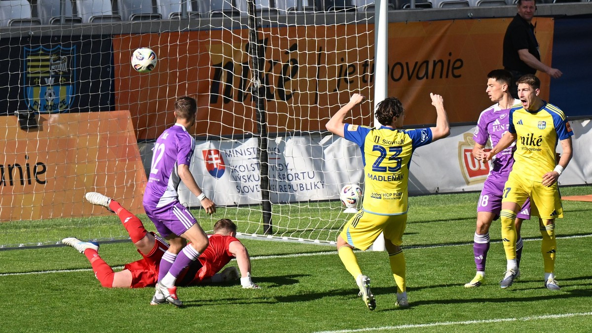 Vľavo dole brankár Filip Dlubáč (Komárno) inkasuje prvý gól počas zápasu 9. kola nadstavbovej časti Niké ligy v skupine o udržanie sa FC Košice - KFC Komárno