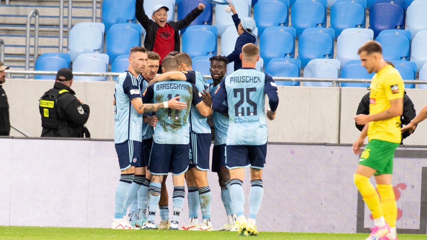 Hráči Slovana sa tešia z gólu v zápase 8. kola futbalovej Niké ligy ŠK Slovan Bratislava - MŠK Žilina.