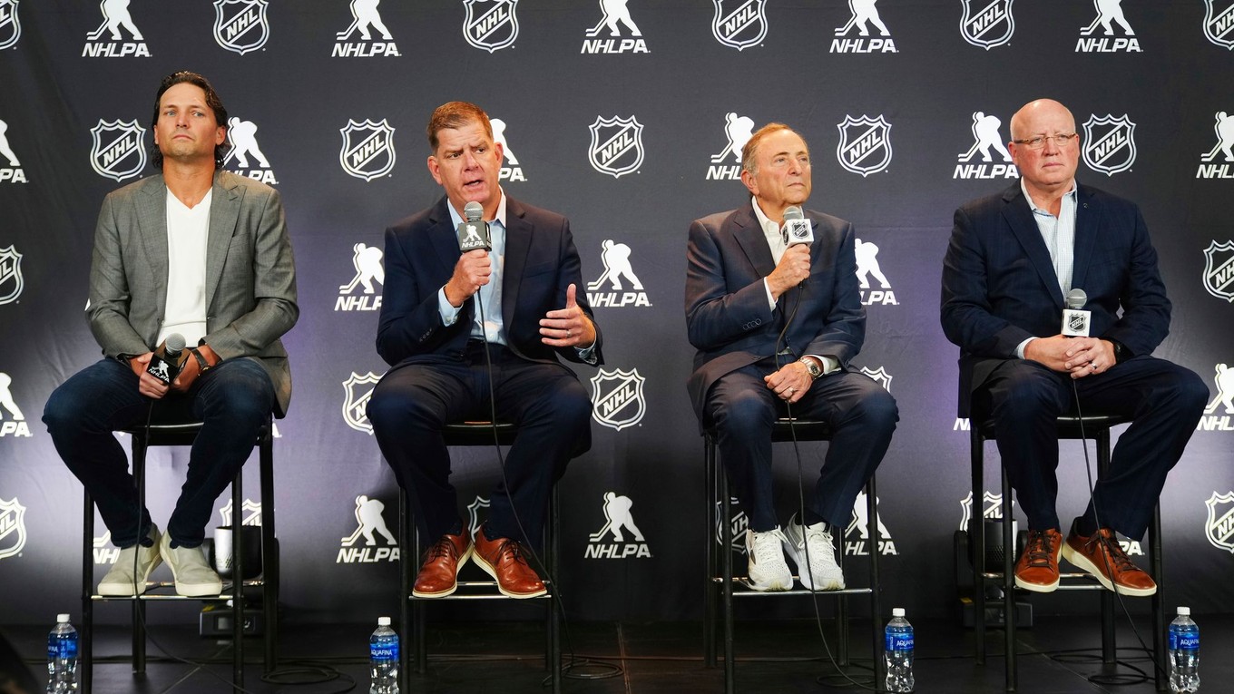 zľava Ron Hainsey, Marty Walsh, Gary Bettman a Bill Daly