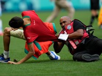 Fanúšik, ktorý vtrhol na ihrisko počas zápasu Argentína - Maroko.