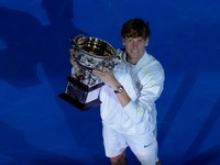 Jannik Sinner s trofejou pre víťaza Australian Open 2025. 