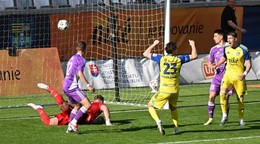 Vľavo dole brankár Filip Dlubáč (Komárno) inkasuje prvý gól počas zápasu 9. kola nadstavbovej časti Niké ligy v skupine o udržanie sa FC Košice - KFC Komárno