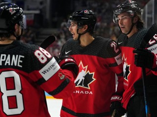 Owen Power a Dylan Cozens oslavujú gól v zápase Kanada - Fínsko na MS v hokeji 2024. 