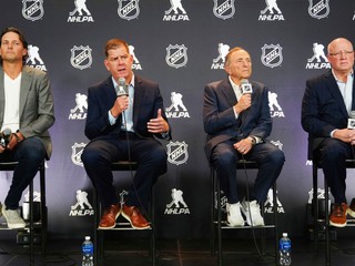 zľava Ron Hainsey, Marty Walsh, Gary Bettman a Bill Daly