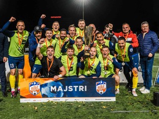 Hráči MF 22 Humenné oslavujú titul