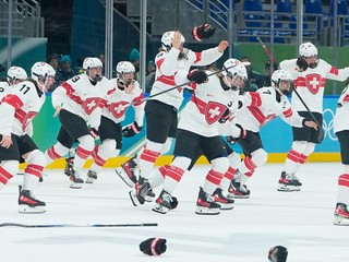 Hráčky Švajčiarska sa tešia z bronzovej medaily.