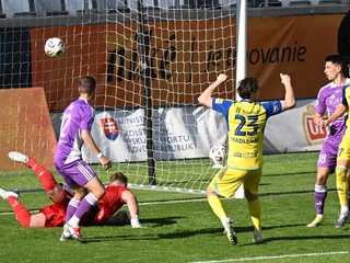 Vľavo dole brankár Filip Dlubáč (Komárno) inkasuje prvý gól počas zápasu 9. kola nadstavbovej časti Niké ligy v skupine o udržanie sa FC Košice - KFC Komárno