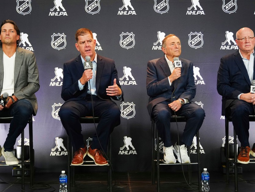 zľava Ron Hainsey, Marty Walsh, Gary Bettman a Bill Daly